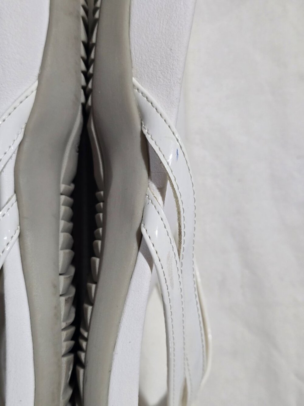 Vionic Bella X White Patent Bow Orthotic Thong Sandals – Women's Size 12 WIDE - Picture 11 of 13